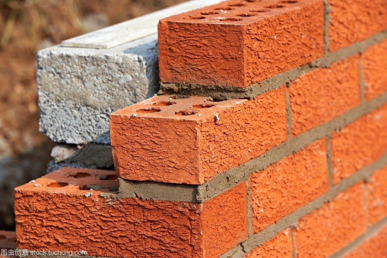 砌砖墙红砖面面对半水泥风砌块,在英国建筑挡块挡墙